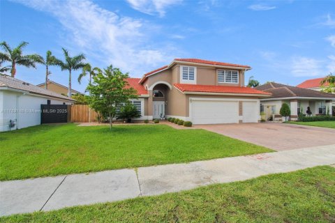 House in Miami, Florida 5 bedrooms, 248.23 sq.m. № 1745828 - photo 4