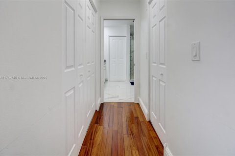 House in Miami, Florida 5 bedrooms, 248.23 sq.m. № 1745828 - photo 28