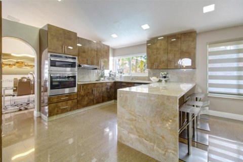 House in Miami, Florida 5 bedrooms, 248.23 sq.m. № 1745828 - photo 12