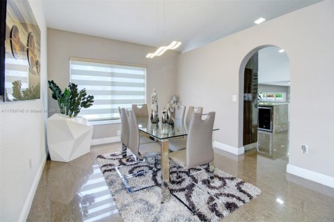 House in Miami, Florida 5 bedrooms, 248.23 sq.m. № 1745828 - photo 10