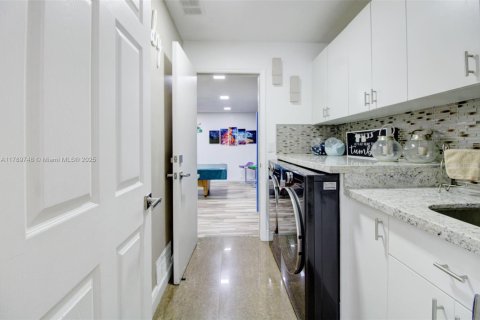 House in Miami, Florida 5 bedrooms, 248.23 sq.m. № 1745828 - photo 20