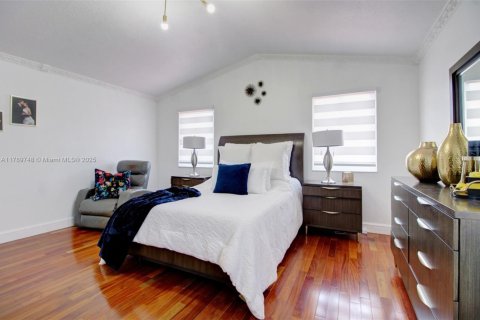 House in Miami, Florida 5 bedrooms, 248.23 sq.m. № 1745828 - photo 25
