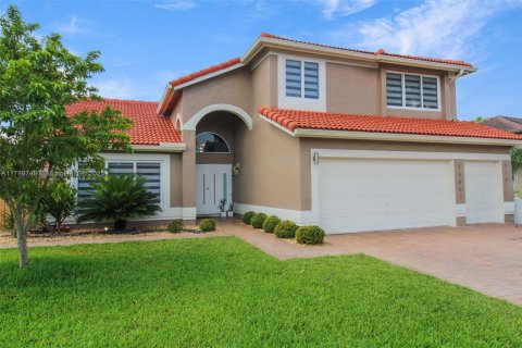 House in Miami, Florida 5 bedrooms, 248.23 sq.m. № 1745828 - photo 5