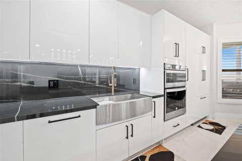 House in Miramar, Florida 6 bedrooms, 332.5 sq.m. № 1978903 - photo 9