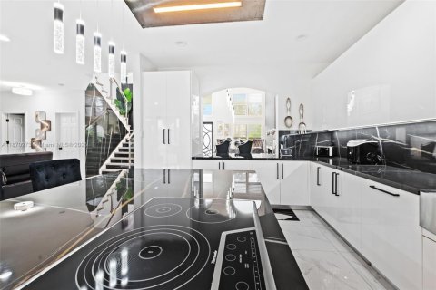 House in Miramar, Florida 6 bedrooms, 332.5 sq.m. № 1978903 - photo 10