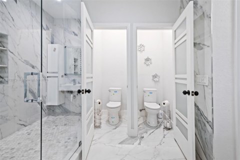 House in Miramar, Florida 6 bedrooms, 332.5 sq.m. № 1978903 - photo 21