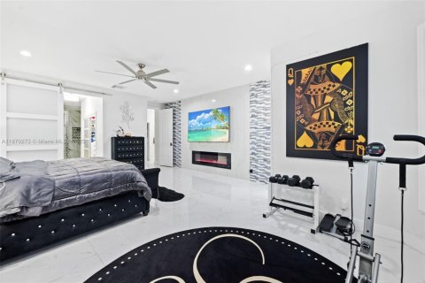 House in Miramar, Florida 6 bedrooms, 332.5 sq.m. № 1978903 - photo 23