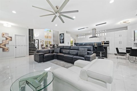 House in Miramar, Florida 6 bedrooms, 332.5 sq.m. № 1978903 - photo 6