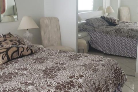 Снять в аренду кондоминиум в Холливуд, Флорида 2 спальни, 115.94м2, № 1707863 - фото 8
