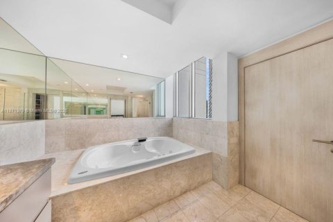 Condo in Miami, Florida, 2 bedrooms  № 1920440 - photo 30