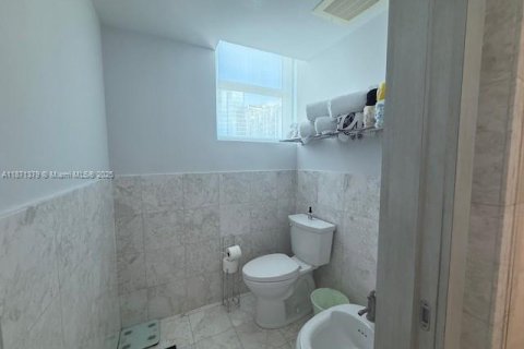 Condo in Miami, Florida, 2 bedrooms  № 1920440 - photo 14