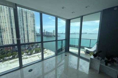 Condo in Miami, Florida, 2 bedrooms  № 1920440 - photo 2
