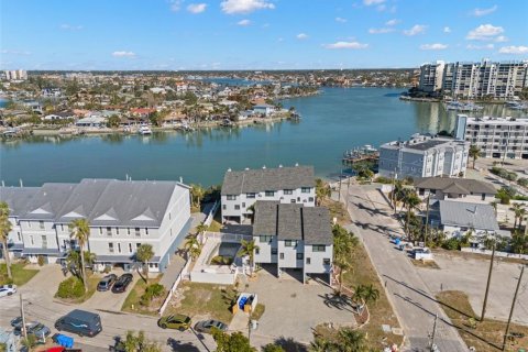 Townhouse in Treasure Island, Florida 2 bedrooms, 96.62 sq.m. № 1732238 - photo 4