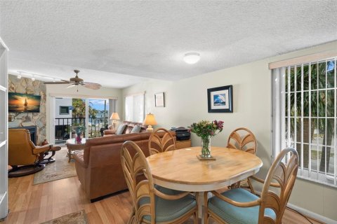 Townhouse in Treasure Island, Florida 2 bedrooms, 96.62 sq.m. № 1732238 - photo 10