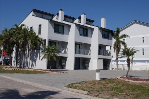 Townhouse in Treasure Island, Florida 2 bedrooms, 96.62 sq.m. № 1732238 - photo 2