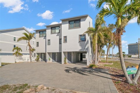 Townhouse in Treasure Island, Florida 2 bedrooms, 96.62 sq.m. № 1732238 - photo 5