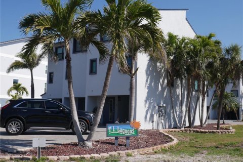 Townhouse in Treasure Island, Florida 2 bedrooms, 96.62 sq.m. № 1732238 - photo 22