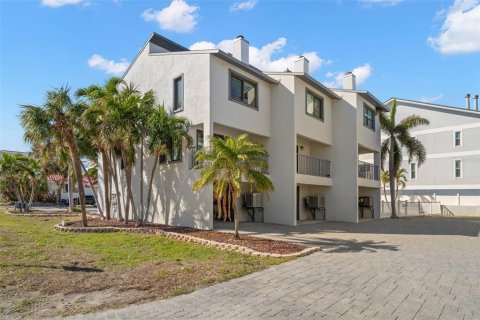 Townhouse in Treasure Island, Florida 2 bedrooms, 96.62 sq.m. № 1732238 - photo 1