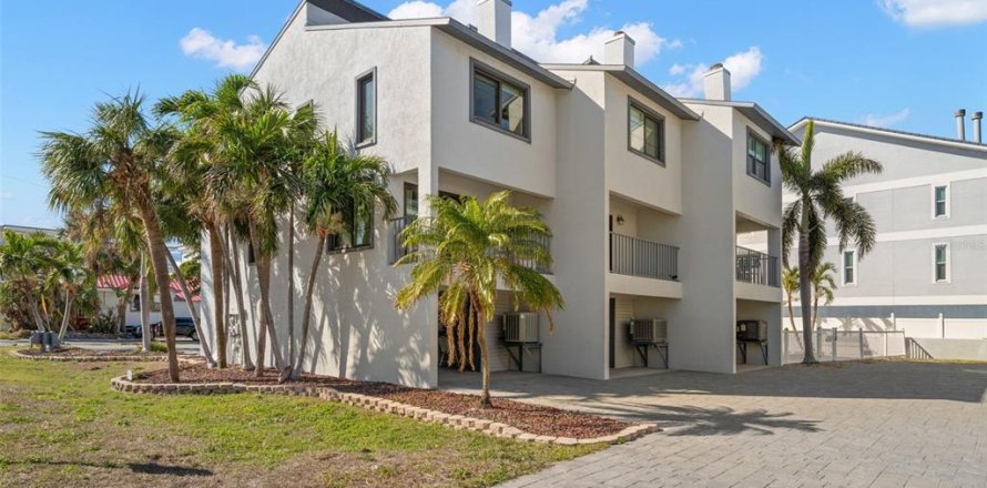 Townhouse in Treasure Island, Florida 2 bedrooms, 96.62 sq.m. № 1732238
