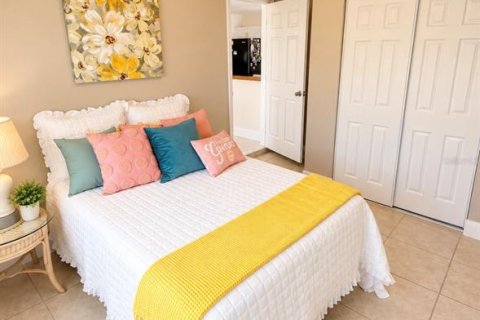 Condo in Pinellas Park, Florida, 3 bedrooms № 2229828 - photo 15