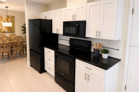 Condo in Pinellas Park, Florida, 3 bedrooms № 2229828 - photo 9