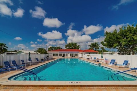 Condo in Pinellas Park, Florida, 3 bedrooms № 2229828 - photo 22