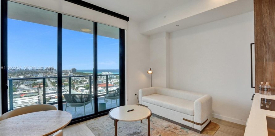 Condominio en Miami Beach, Florida, 1 dormitorio  № 1976458