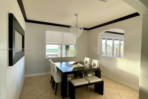 Снять в аренду виллу или дом в Дорал, Флорида 4 спальни, 205.96м2, № 2050977 - фото 4