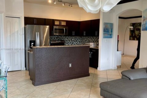 Снять в аренду виллу или дом в Дорал, Флорида 4 спальни, 205.96м2, № 2050977 - фото 5