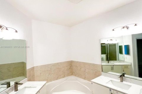 Снять в аренду виллу или дом в Дорал, Флорида 4 спальни, 205.96м2, № 2050977 - фото 11