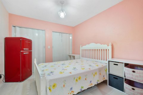 Villa ou maison à louer à Lantana, Floride: 3 chambres, 119.75 m2 № 2439259 - photo 9