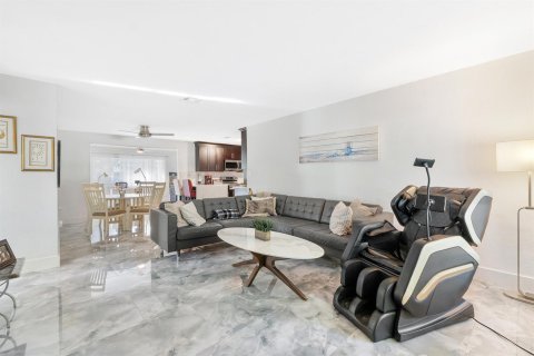 Villa ou maison à louer à Lantana, Floride: 3 chambres, 119.75 m2 № 2439259 - photo 17