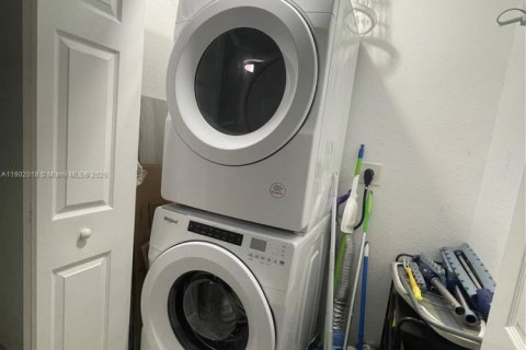 Apartamento en alquiler en Doral, Florida, 3 dormitorios, 112.13 m2 № 1953429 - foto 12