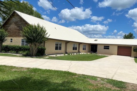 House in Interlachen, Florida 4 bedrooms, 331.66 sq.m. № 2206586