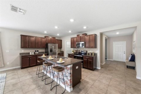 Casa en venta en Zephyrhills, Florida, 5 dormitorios, 303.88 m2 № 2101416 - foto 9