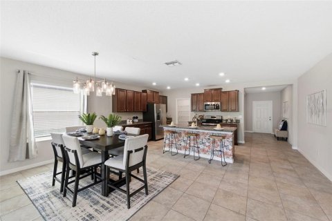 Casa en venta en Zephyrhills, Florida, 5 dormitorios, 303.88 m2 № 2101416 - foto 13