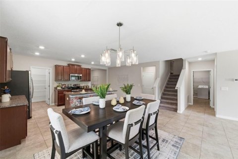 Casa en venta en Zephyrhills, Florida, 5 dormitorios, 303.88 m2 № 2101416 - foto 12