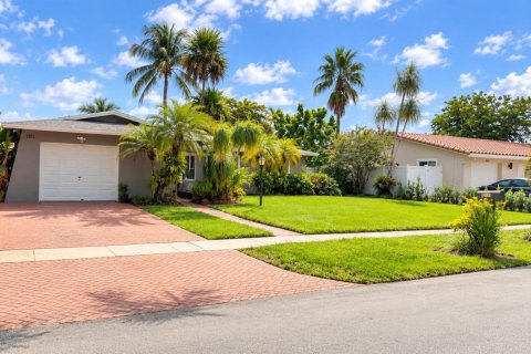 Villa ou maison à louer à Pembroke Pines, Floride: 3 chambres, 151.24 m2 № 2386994 - photo 2