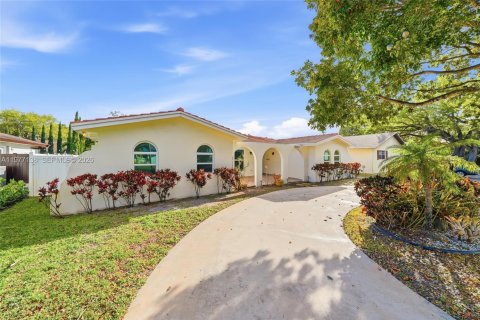 Villa ou maison à vendre à Miami, Floride: 4 chambres, 225.01 m2 № 2041591 - photo 2