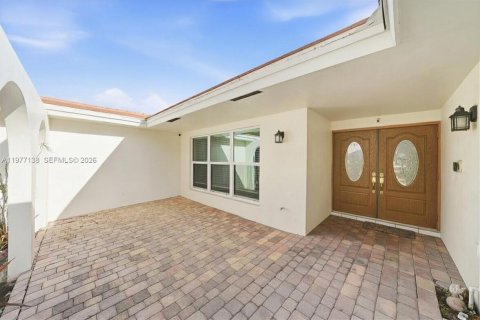 Villa ou maison à vendre à Miami, Floride: 4 chambres, 225.01 m2 № 2041591 - photo 3