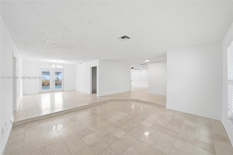 Villa ou maison à vendre à Miami, Floride: 4 chambres, 225.01 m2 № 2041591 - photo 11