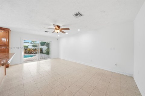 Villa ou maison à vendre à Miami, Floride: 4 chambres, 225.01 m2 № 2041591 - photo 10