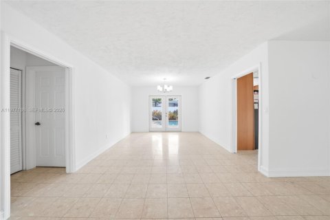 Villa ou maison à vendre à Miami, Floride: 4 chambres, 225.01 m2 № 2041591 - photo 13