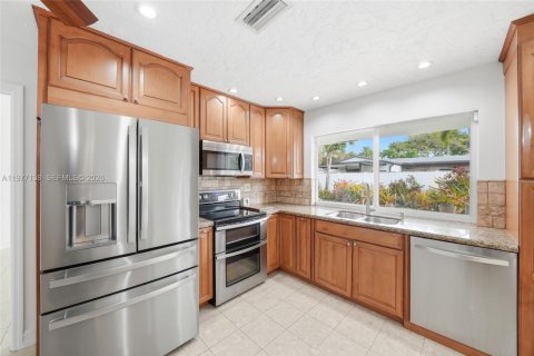 Villa ou maison à vendre à Miami, Floride: 4 chambres, 225.01 m2 № 2041591 - photo 16