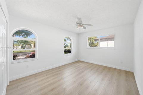 Villa ou maison à vendre à Miami, Floride: 4 chambres, 225.01 m2 № 2041591 - photo 19