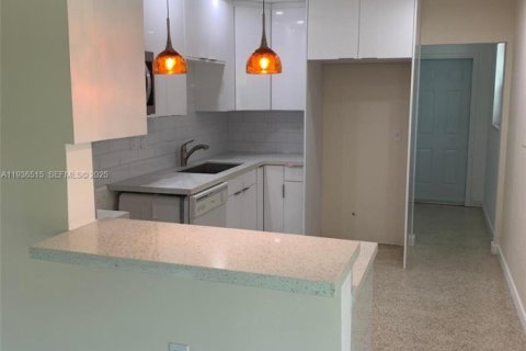 House in Miami, Florida 3 bedrooms, 125.6 sq.m. № 1994525 - photo 2