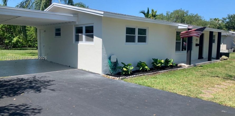 House in Miami, Florida 3 bedrooms, 125.6 sq.m. № 1994525