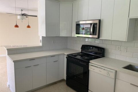 House in Miami, Florida 3 bedrooms, 125.6 sq.m. № 1994525 - photo 3