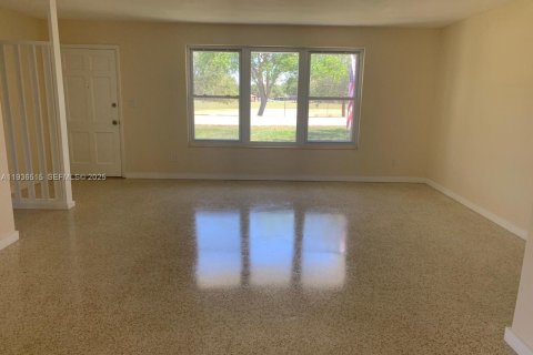 House in Miami, Florida 3 bedrooms, 125.6 sq.m. № 1994525 - photo 7