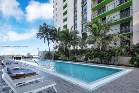 Condo in Miami, Florida, 2 bedrooms  № 2075352 - photo 3
